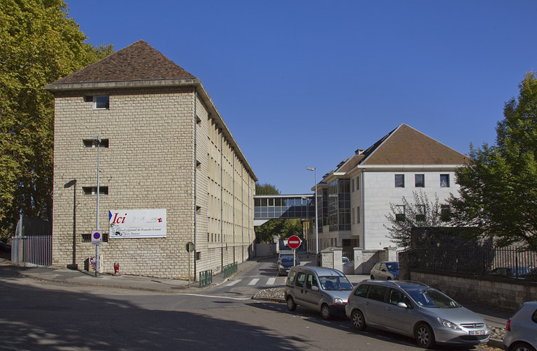 Vue générale des bâtiments Chamars et Charvet reliés par la passerelle.