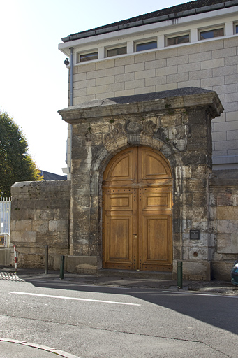 Ancien portail du couvent des Cordeliers situé dans la rue du Lycée.