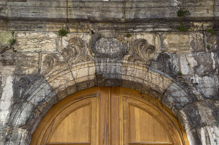 Détail de l'ancien portail du couvent des Cordeliers situé dans la rue du Lycée.