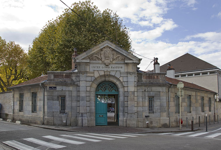 Loge d'entrée du lycée.