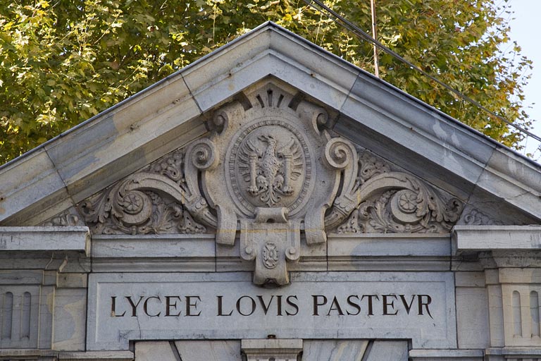 Détail du fronton de la loge d'entrée du lycée.