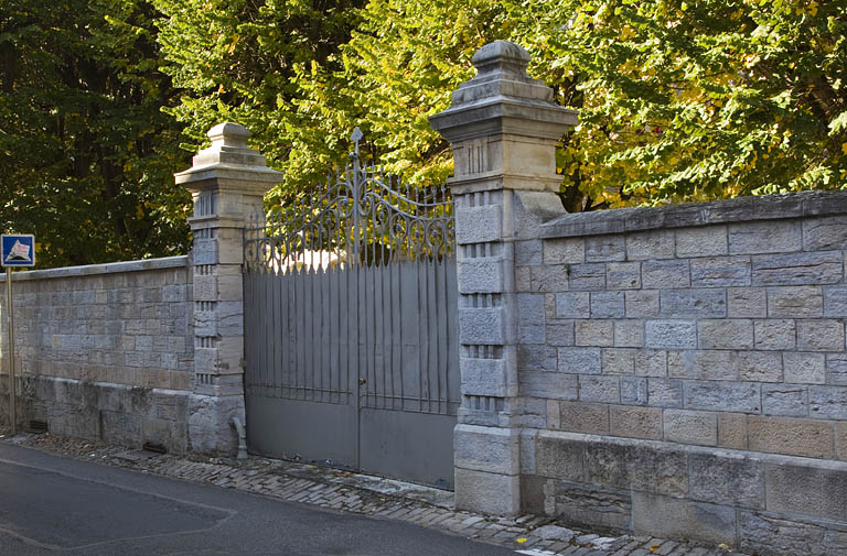 Portail situé dans le mur d'enceinte du lycée, rue Girod de Chantrans, qui permet l'accès à la cour du bâtiment Ducat.