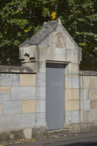 Portail situé dans la rue Girod de Chantrans, dans le mur d'enceinte du lycée, qui permet l'accès à la cour du bâtiment Ducat.