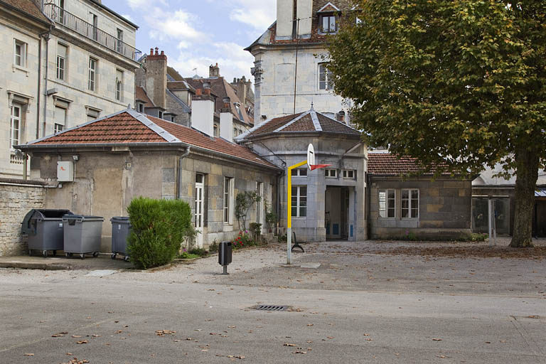 Couvent des Cordeliers, collège Saint-François-Xavier puis des Pères Eudistes, lycée de jeunes filles, actuellement lycée Louis Pasteur