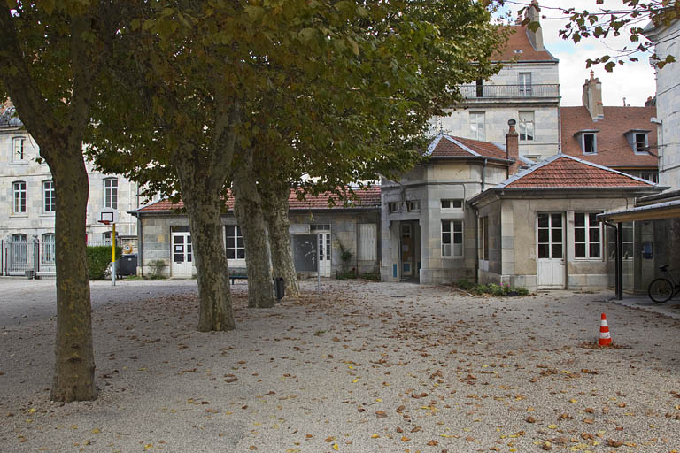 Vue de la loge du lycée formant l'angle des rues du lycée et Girod de Chantrans depuis la cour.