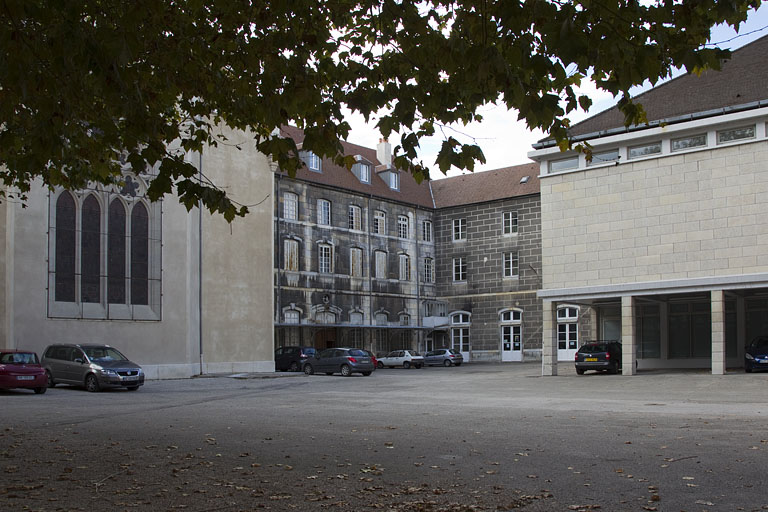 Vue générale de la chapelle, des bâtiments Ducat et Vauban ainsi que du gymnase depuis la cour du lycée.