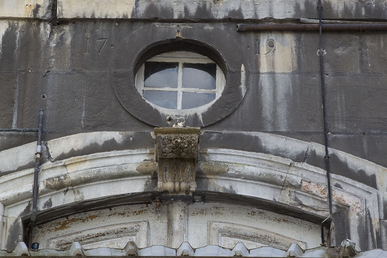 Date portée sur la façade latérale du bâtiment Ducat, au-dessus de la porte centrale donnant sur le cloître.