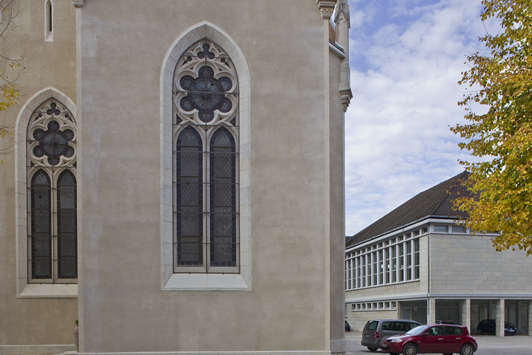 Baie du transept sud de la chapelle.