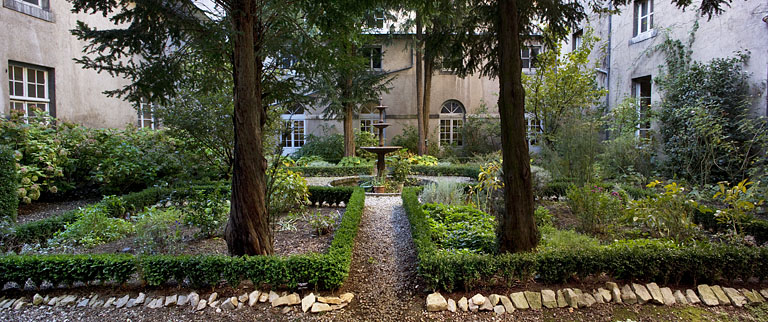 Jardin de l'ancien cloître situé dans le bâtiment Ducat.