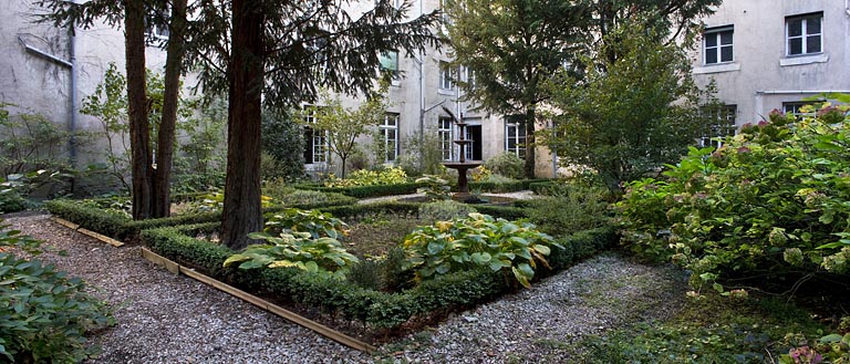 Jardin du cloître situé dans le bâtiment Ducat.