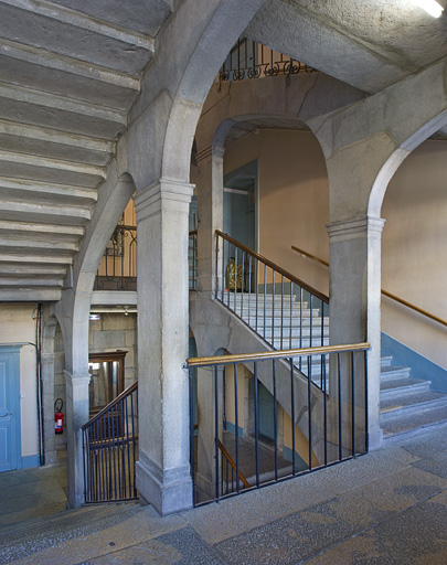 Escalier monumental situé dans l'aile nord du cloître.