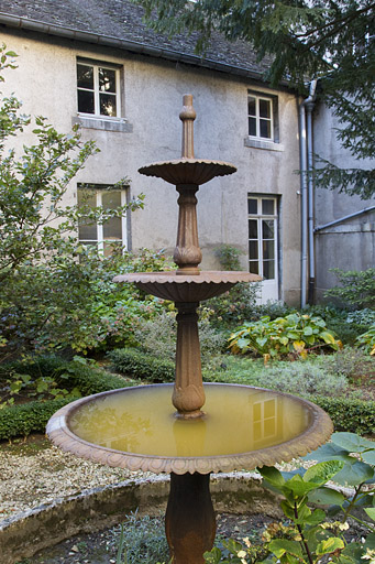 Vue rapprochée de la fontaine du cloître.