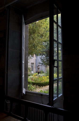 Jardin depuis la galerie est du cloître.