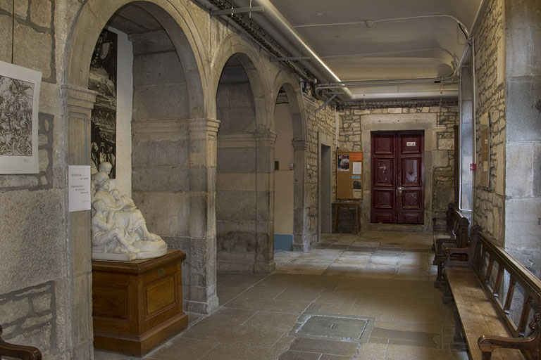 Galerie nord du cloître avec les arcades représentant la cage de l'escalier monumental.