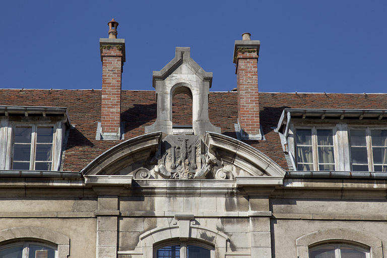 Vue rapprochée du fronton surmontant la travée centrale de la façade antérieure du bâtiment Ducat.