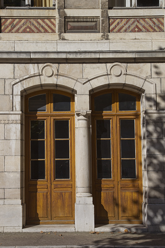 Portes d'entrée situées au rez-de-chaussée du bâtiment Ducat.