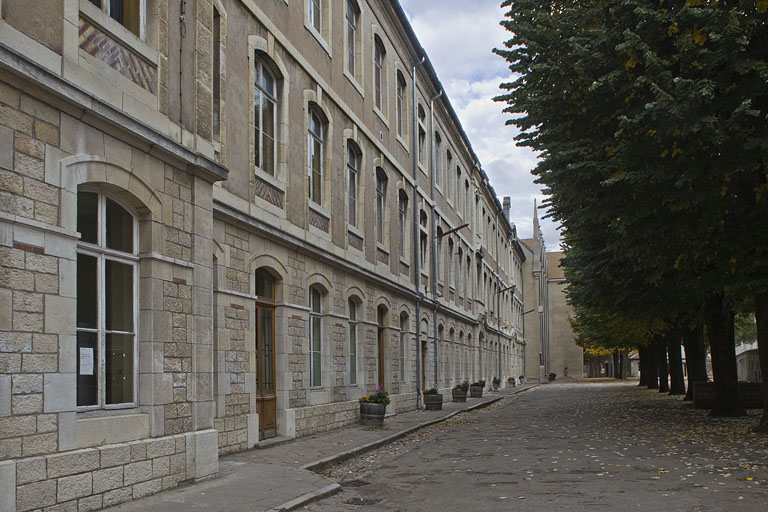 Vue perspective de la façade antérieure du bâtiment Ducat prolongé par la chapelle.