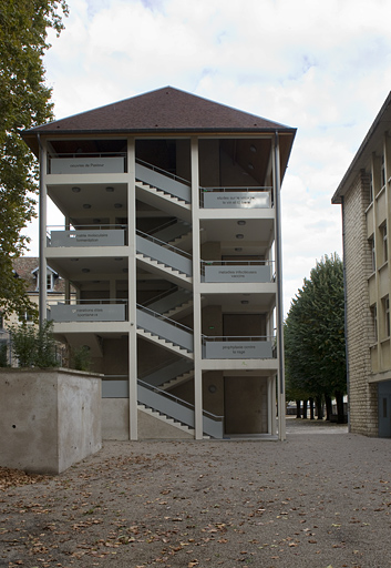 Escalier de distribution extérieur situé à l'extrémité ouest du bâitment Ducat.