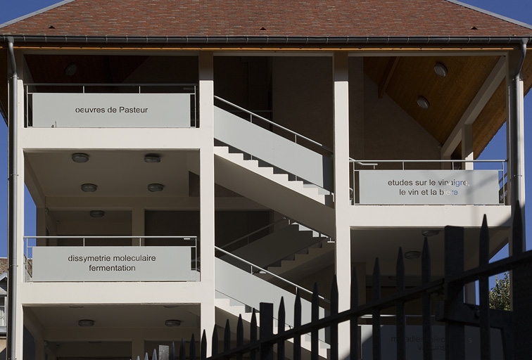 Détail de l'escalier de distribution extérieur situé à l'extrémité ouest du bâtiment Ducat.