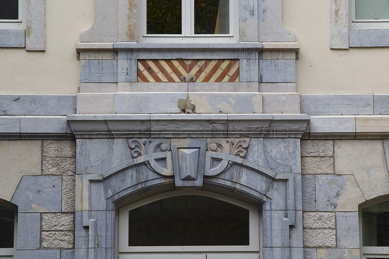 Dessus de porte de l'infirmerie située dans la deuxième cour du bâtiment Ducat.