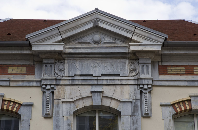 Fronton surmontant la travée centrale de l'infirmerie située dans la deuxième cour du bâtiment Ducat.