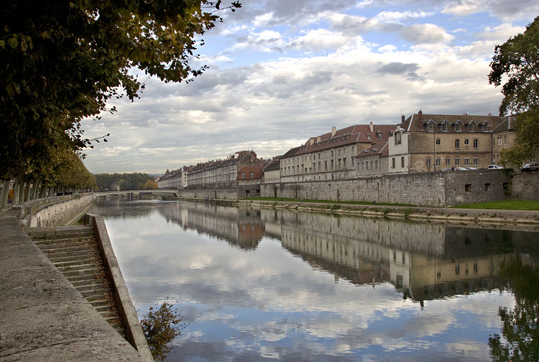 Vue générale du lycée depuis les quais.