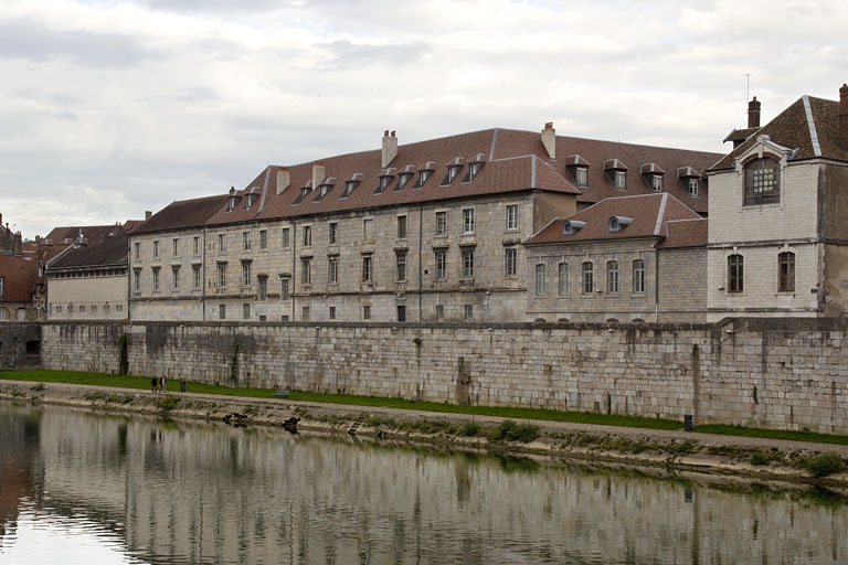 Façades postérieures des bâtiments du lycée depuis les quais.