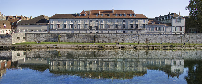 Façade postérieure du bâtiment Ducat depuis les quais.