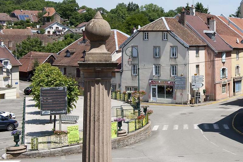 Les bases des colonnes de l'église d'Amoudru disposées sur le pourtour de la place du Marché.