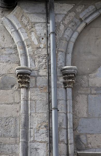 Façade antérieure : détail des arcs et des chapiteaux, vue rapprochée.