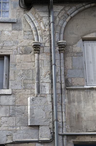 Façade antérieure : détail des arcs et des chapiteaux, vue éloignée.