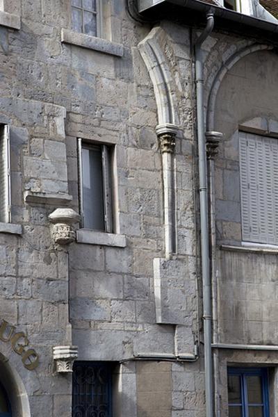 Façade antérieure : détail des arcs et des chapiteaux, de trois quarts gauche.