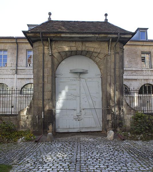 Vue du portail d'entrée depuis la cour, de face.