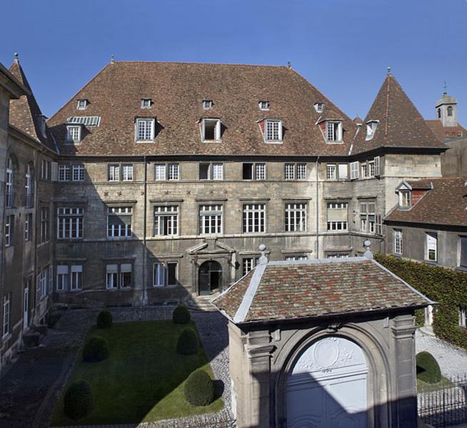 Vue d'ensemble de l'hôtel et de la cour, de face.