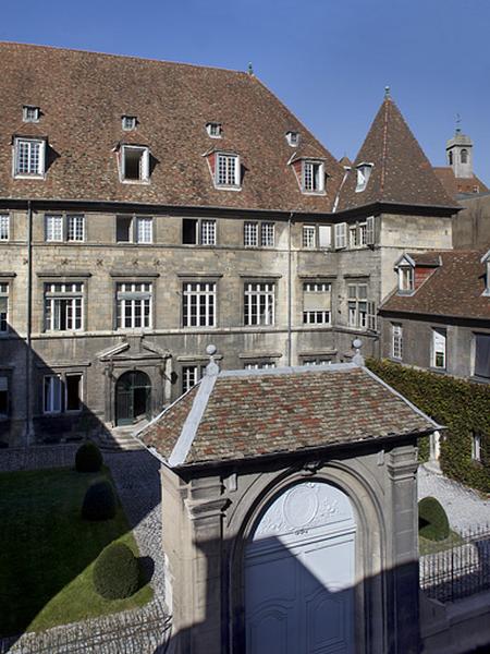 Vue d'ensemble de l'hôtel et de la cour, de trois quarts gauche.