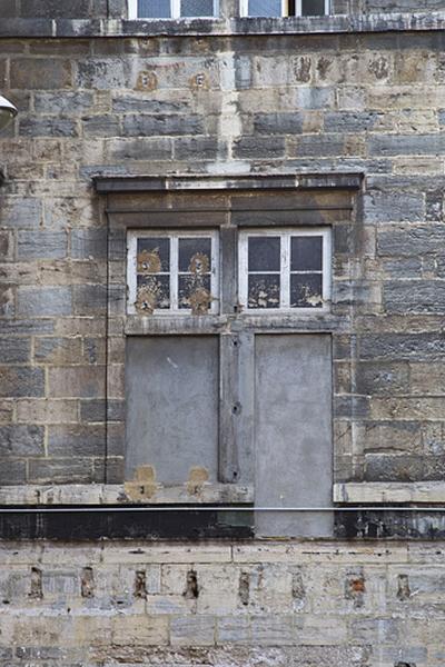 Façade postérieure, tour droite : détail d'une fenêtre du premier étage.