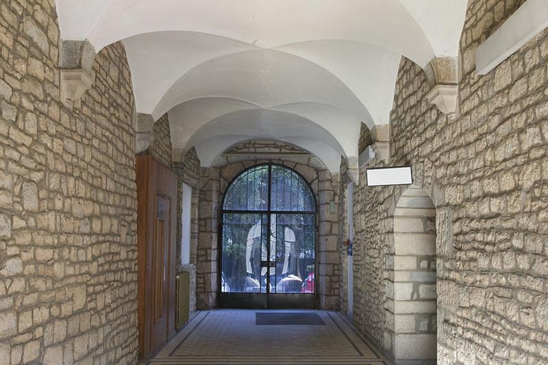 Intérieur : vue d'ensemble du couloir depuis l'entrée.