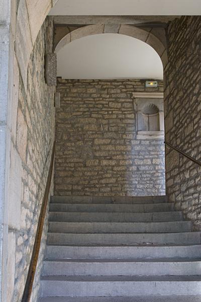 Intérieur : détail de la première volée de l'escalier.