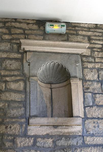 Intérieur : détail d'une niche à coquille décorant la cage de l'escalier.