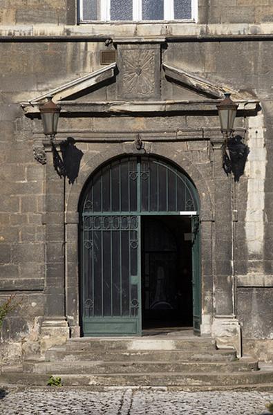 Façade antérieure : détail du portail d'entrée, de face.