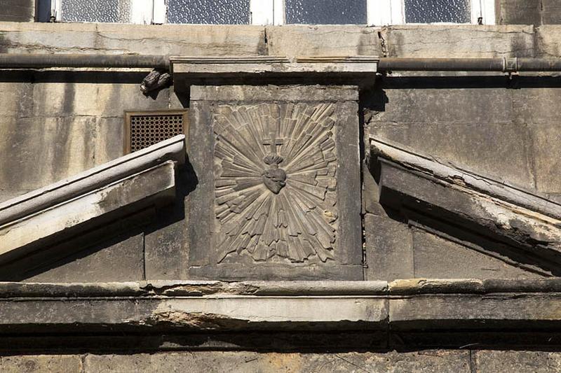 Façade antérieure, portail d'entrée : détail du décor du tabernacle du fronton.