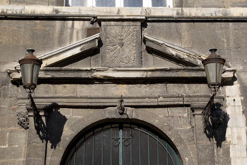 Façade antérieure, portail d'entrée : détail du fronton.