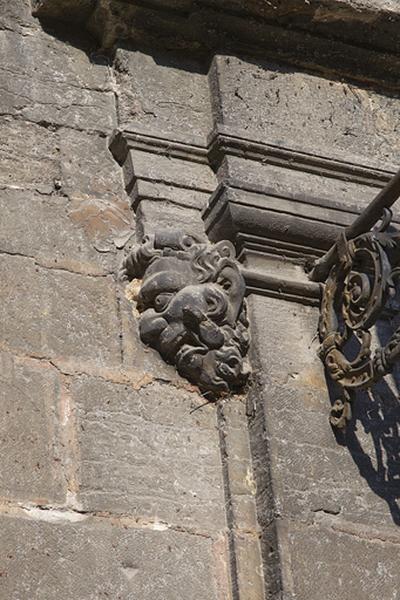 Façade antérieure, portail d'entrée : détail du mascaron gauche.