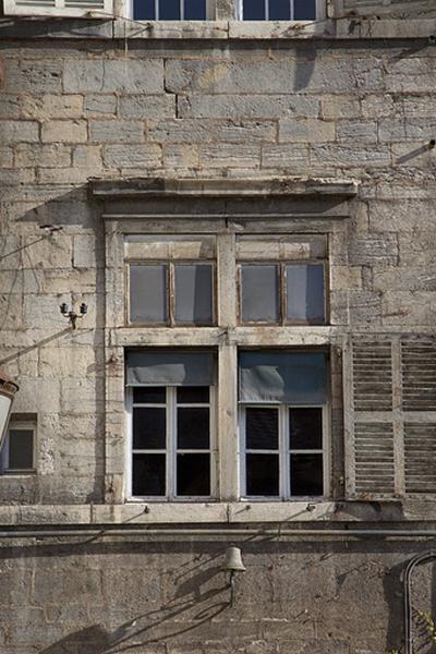 Façade antérieure, tour droite : détail d'une fenêtre du premier étage.