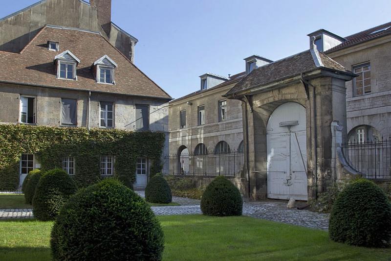 Aile droite et portail d'entrée sur cour : de trois quarts droit.