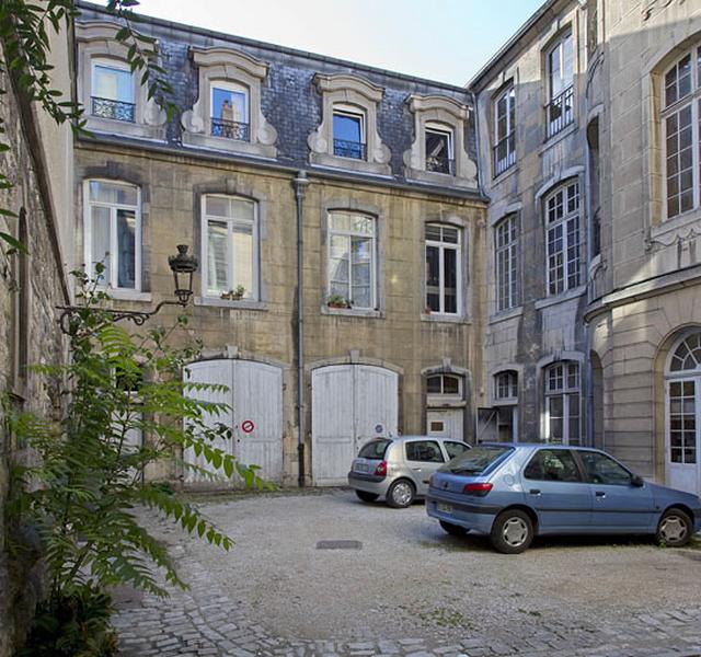 Vue d'ensemble de la façade antérieure du logis secondaire : de trois quarts gauche.