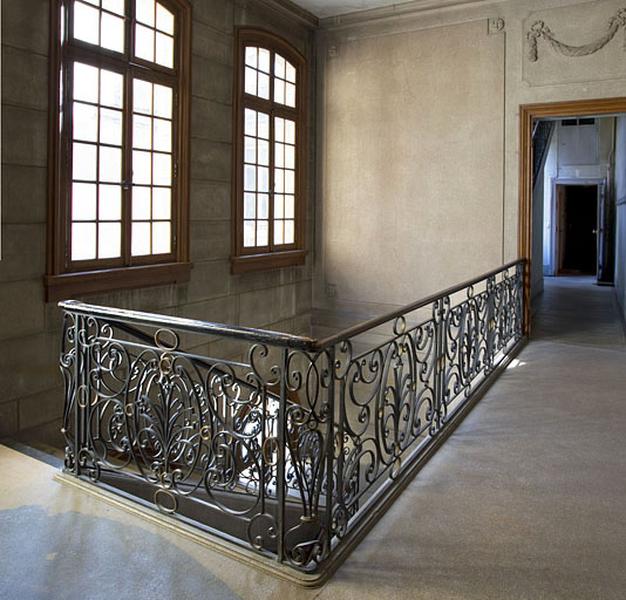 Logis principal : détail de la rampe en ferronnerie de l'escalier.