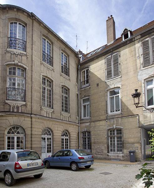 Logis principal : détail de la façade postérieure et de l'aile droite de l'escalier, de trois quarts gauche.