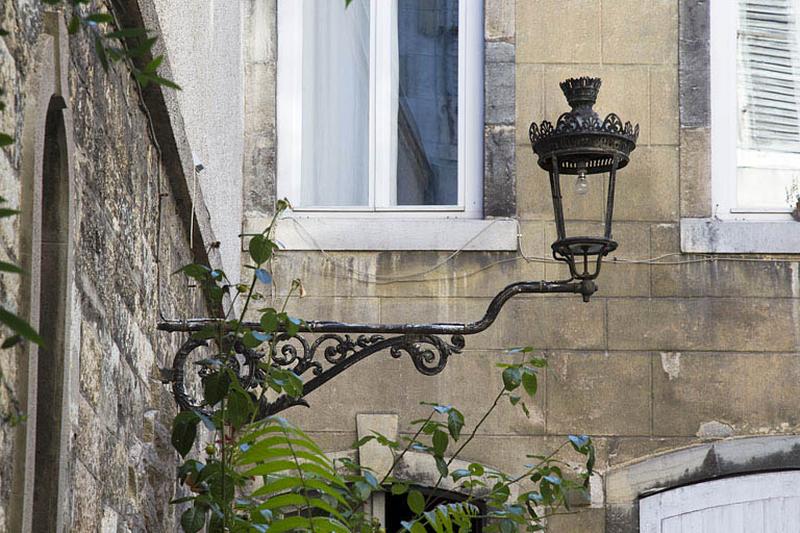 Détail d'un bec de gaz situé dans la cour.