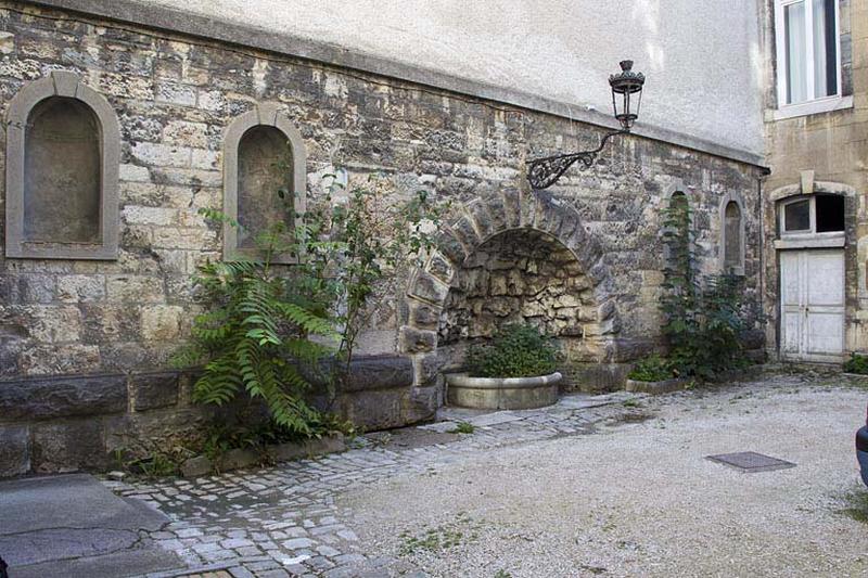 Mur gauche de la cour : vue d'ensemble.